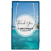 茅葺き小屋のある風光明媚な熱帯結婚ビーチ スモールペーパーバッグ (正面)