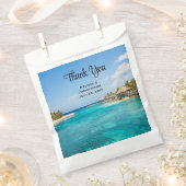 茅葺き小屋のある風光明媚な熱帯結婚ビーチ フェイバーバッグ (クリップ留めされた状態)