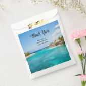 茅葺き小屋のある風光明媚な熱帯結婚ビーチ フェイバーバッグ (封をした状態)