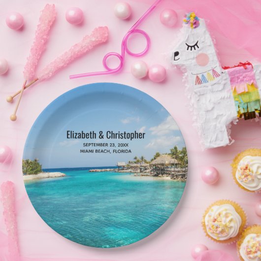 茅葺き小屋のある風光明媚な熱帯結婚ビーチ ペーパープレート (パーティー)