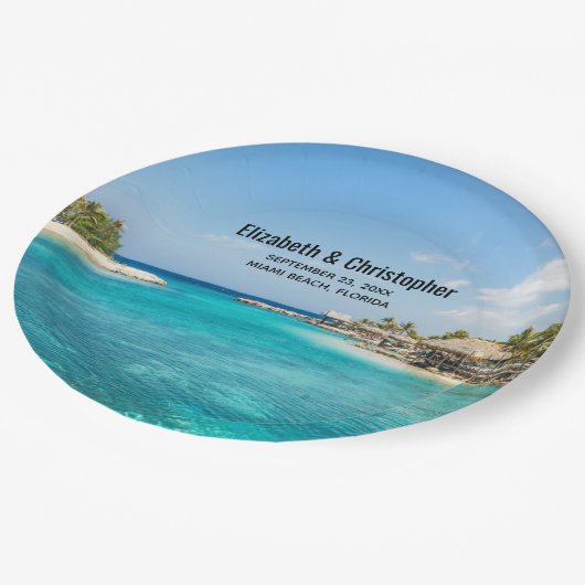 茅葺き小屋のある風光明媚な熱帯結婚ビーチ ペーパープレート
