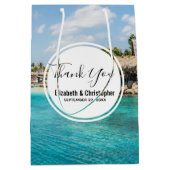 茅葺き小屋のある風光明媚な熱帯結婚ビーチ ミディアムペーパーバッグ (正面)