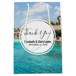 茅葺き小屋のある風光明媚な熱帯結婚ビーチ ミディアムペーパーバッグ