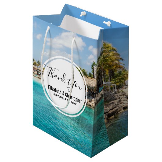 茅葺き小屋のある風光明媚な熱帯結婚ビーチ ミディアムペーパーバッグ (正面アングル)