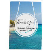 茅葺き小屋のある風光明媚な熱帯結婚ビーチ ミディアムペーパーバッグ (裏面)