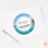 茅葺き小屋のある風光明媚な熱帯結婚ビーチ ラウンドシール (封筒)