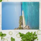 茅葺き小屋の写真と風光明媚な熱帯ビーチ キッチンタオル (折り畳み)