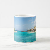 茅葺き小屋の写真と風光明媚な熱帯ビーチ コーヒーマグカップ (中央)