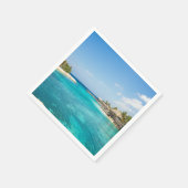 茅葺き小屋の写真と風光明媚な熱帯ビーチ スタンダードカクテルナプキン (角)