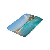 茅葺き小屋の写真と風光明媚な熱帯ビーチ バスマット (アングル)