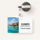 茅葺き小屋の写真と風光明媚な熱帯ビーチ バッジ (裏面リトラクタブル付き)