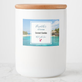 茅葺き小屋の写真と風光明媚な熱帯ビーチ フードラベル