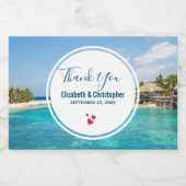 茅葺き小屋の写真と風光明媚な熱帯ビーチ フードラベル (シングルラベル)