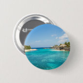 茅葺き小屋の写真と風光明媚な熱帯ビーチ 缶バッジ (正面&裏面)