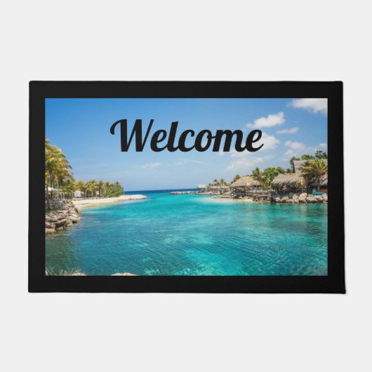 茅葺き小屋を持つ風光明媚な熱帯ビーチへようこそ ドアマット (正面)