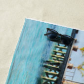 茅葺き屋根の桟橋にティキ小屋 ビーチタオル (インサイチュ)