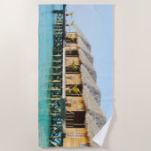 茅葺き屋根の桟橋にティキ小屋 ビーチタオル (正面)