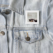 茎のないグラスに赤ワイン 缶バッジ (インサイチュ)