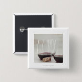 茎のないグラスに赤ワイン 缶バッジ (正面&裏面)