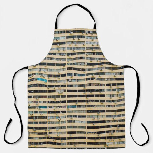 茶と白のコンクリート建物 エプロン (正面)