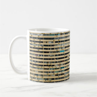 茶と白のコンクリート建物 コーヒーマグカップ