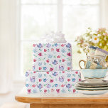 茶のかわいらしパーティーパターン ラッピングペーパー<br><div class="desc">青、紫、赤の水色で甘いお茶のパーティーのパターンは、白い背景に緑のスプーンと茶の葉と一緒に行われる。</div>