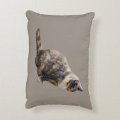 茶の色合いのタビーキャット アクセントクッション (裏面(縦))