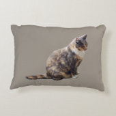 茶の色合いのタビーキャット アクセントクッション (裏面)