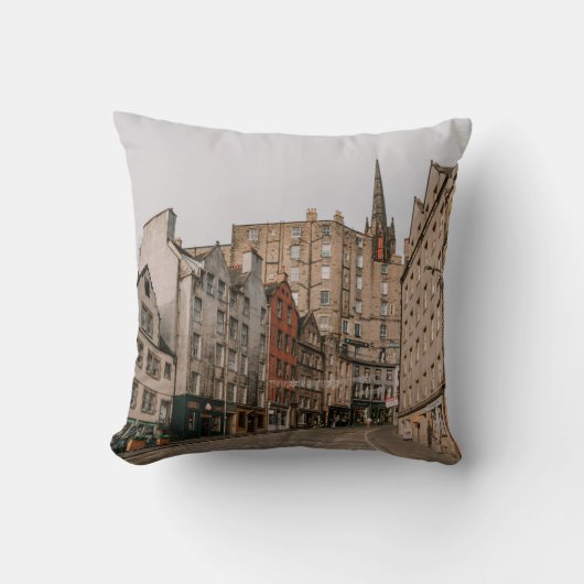 茶コンクリート建物の横に駐車  クッション (正面)