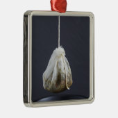 茶バッグつるは飲み物だ メタルオーナメント (右)