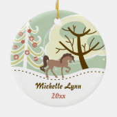 茶パーソナライズされたかわいらし馬の雪の冬 セラミックオーナメント (裏面)