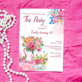 茶パーティーの誕生日カップにマゼンタの花を詰めた 招待状