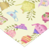 茶ポットとカップ黄色 テーブルクロス (アングル)