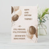 茶色いバルーンを持つ茶色のハッピーバースデー 招待状 (スタンド正面)