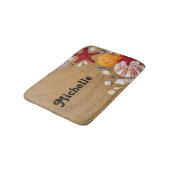 茶色いビーチ砂の上のヒトデと貝殻 バスマット (アングル)