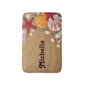 茶色いビーチ砂の上のヒトデと貝殻 バスマット (正面縦)