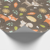茶色い背景に小さな森林地帯の動物 ラッピングペーパー (角)
