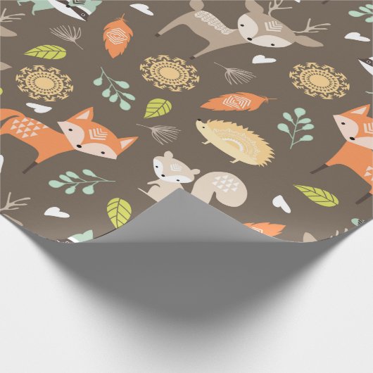 茶色い背景に小さな森林地帯の動物 ラッピングペーパー (角)
