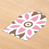 茶色い背景のピンク色の花 アクリル招待状 (レイダウン)