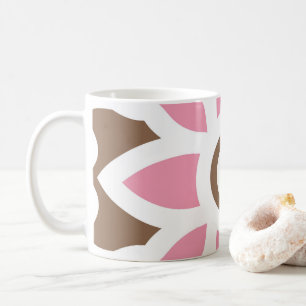 茶色い背景のピンク色の花 コーヒーマグカップ