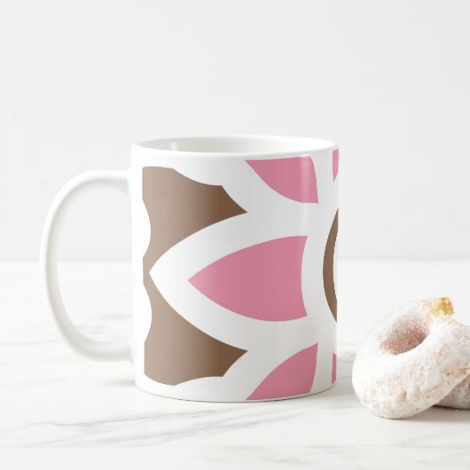 茶色い背景のピンク色の花 コーヒーマグカップ (ドーナツ)