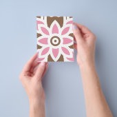 茶色い背景のピンク色の花 チラシ (手)