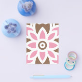 茶色い背景のピンク色の花 チラシ (シングル)