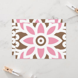 茶色い背景のピンク色の花 招待状