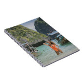 茶色い船の間の水の体上の女性 ノートブック (右側)