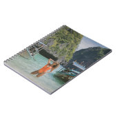 茶色い船の間の水の体上の女性 ノートブック (左側)