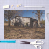 茶色い草の中の老朽化した薄茶色の納屋 薄葉紙 (クラフト)