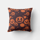 茶色おもしろいの背不気味景を持つカボチャの顔 クッション (裏面)