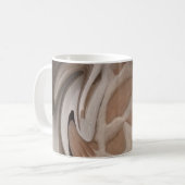茶色およびクリームのabstraの陰の"Coffelicious" コーヒーマグカップ (正面左)