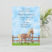 茶色かわいらしの馬、フェンスと花の誕生日 招待状 (スタンド正面)